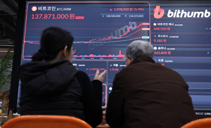 21일 서울 서초구 빗썸라운지 시황판에 비트코인을 비롯한 암호화폐 시세가 표시되고 있다./사진=뉴스1 구윤성 기자