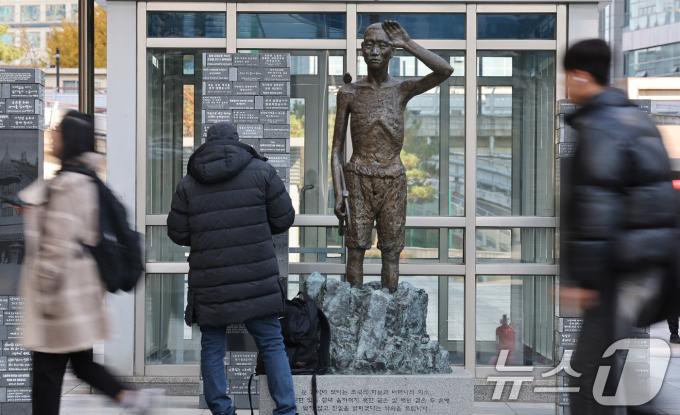 24일 오후 서울 용산역 광장 강제징용노동자상 앞으로 시민들이 지나가고 있다. 우리 정부는 사도광산 추도식에 대한 일본 정부의 진정성이 부족하다고 판단해 불참을 통보했다. 불참 배경으로는 일본 정부 대표로 참석할 예정인 이쿠이나 아키코 외무성 정무관(차관급)의 야스쿠니 신사 참배 이력이 결정적이었던 것으로 전해졌다. 2024.11.24/뉴스1 ⓒ News1 장수영 기자