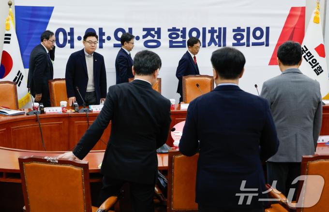 이진우 대한의학회장(두번째줄 왼쪽부터 시계방향), 김성원 국민의힘 의원, 양은배 한국의과대학·의학전문대학원협회(KAMC) 정책연구원장, 이종태 이사장, 이주호 사회부총리 겸 교육부 장관, 방기선 국무조정실장, 성태윤 대통령실 정책실장이 24일 서울 여의도 국회에서 열린 여·야·의·정 협의체 회의에 참석하고 있다. 2024.11.24/뉴스1 ⓒ News1 안은나 기자
