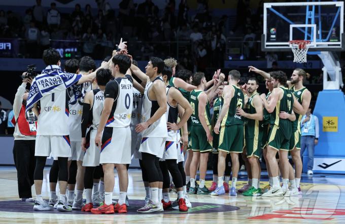 24일 오후 경기도 고양시 일산서구 고양소노아레나에서 열린  2025 국제농구연맹(FIBA) 아시아컵 예선 4차전 대한민국과 호주의 경기를 75대 98으로 패배한 대한민국 선수들이 서로 격려하고 있다. 2024.11.24/뉴스1 ⓒ News1 이재명 기자