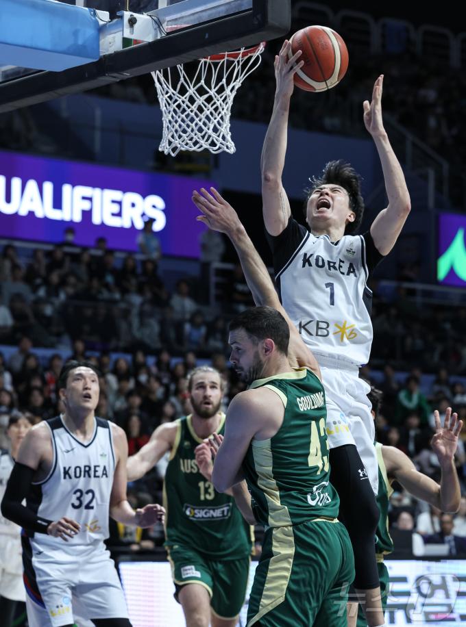 24일 오후 경기도 고양시 일산서구 고양소노아레나에서 열린  2025 국제농구연맹(FIBA) 아시아컵 예선 4차전 대한민국과 호주의 경기에서 이현중이 골밑슛을 시도하고 있다. 2024.11.24/뉴스1 ⓒ News1 이재명 기자