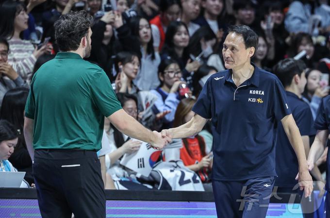 24일 오후 경기도 고양시 일산서구 고양소노아레나에서 열린  2025 국제농구연맹(FIBA) 아시아컵 예선 4차전 대한민국과 호주의 경기를 75대 98으로 패배한 안준호 대한민국 감독(오른쪽)이 제이콥 챈스 호주 감독과 인사하고 있다. 2024.11.24/뉴스1 ⓒ News1 이재명 기자