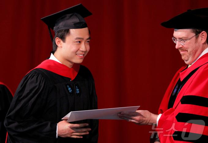 시진핑 중국 국가주석의 정적이었던 보시라이의 아들 보과과(왼족)가 지난 2012년 미국 하버드대 케네디 스쿨 석사 졸업장을 받고 있다. 2012.5.24 ⓒ 로이터=뉴스1 ⓒ News1 강민경 기자