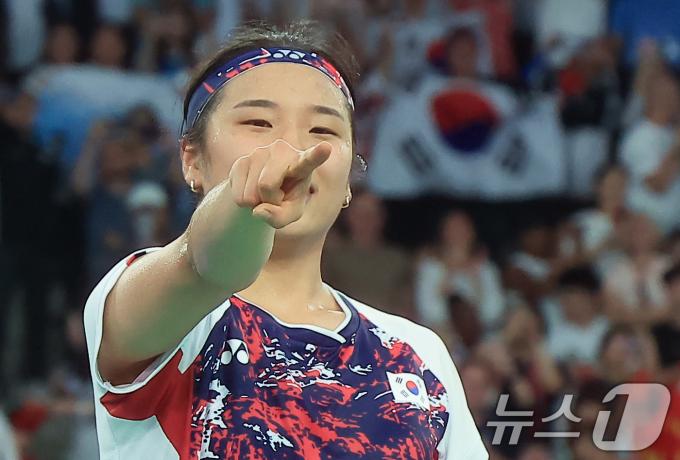 대한민국 배드민턴 대표팀 안세영이 5일 오후(한국시간) 프랑스 파리 라 샤펠 아레나에서 열린 2024 파리올림픽 배드민턴 여자 단식 결승 중국의 허빙자오 선수와의 경기에서 금메달을 확정 지은 후 기뻐하고 있다. 2024.8.5/뉴스1 ⓒ News1 박정호 기자