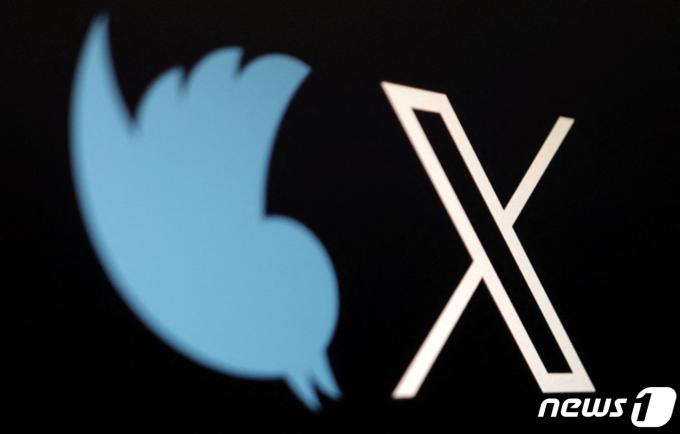 기존의 트위터 로고 파랑새와 새로 교체된 로고 'X'. 파랑새가 아래를 향하고 있다. ⓒ 로이터=뉴스1 ⓒ News1 박형기 기자