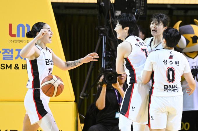 김소니아(맨 왼쪽)와 박혜진(왼쪽에서 두 번째)를 비롯해 부산 BNK 선수들이 24일 열린 2024-25 여자프로농구 정규리그 원정 경기에서 청주 KB를 이긴 뒤 기뻐하고 있다. (WKBL 제공)