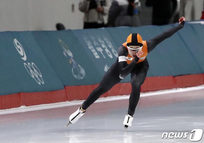 20일 오후 서울 노원구 태릉국제스케이트장에서 열린 제58 전국남녀 종목별 스피드스케이팅 선수권대회에서 여자500m 결승에 출전한 김민선(의정부시청)이 역주를 하고 있다. 김민선은 38.41초의 기록으로 1위를 차지했다. 2023.10.20/뉴스1 ⓒ News1 박세연 기자