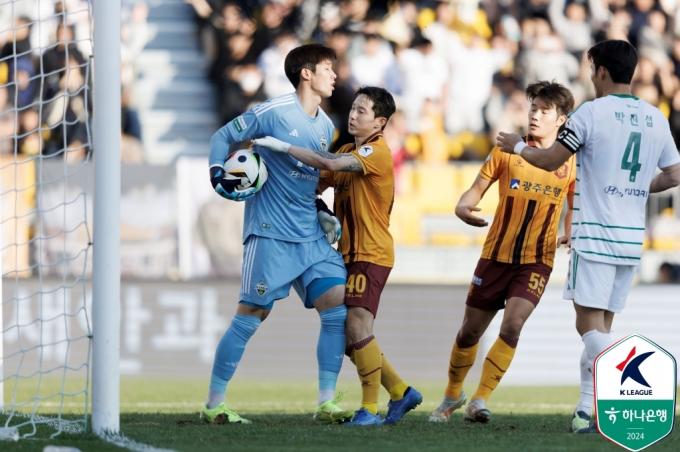 전북 현대는 24일 열린 하나은행 K리그1 2024 38라운드 광주FC와 원정 경기에서 1-1로 비기며 10위를 차지했다. (한국프로축구연맹 제공)