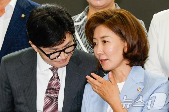 한동훈 국민의힘 대표(왼쪽)과 나경원 의원 ⓒ News1 안은나 기자