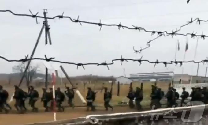 러시아 훈련장에 도착하고 있는 북한군 추정 군 병력의 모습. 사진은 러시아 매체 시레나의 X(옛 트위터) 계정 영상 갈무리. 2024.10.18 ⓒ News1 김지완 기자
