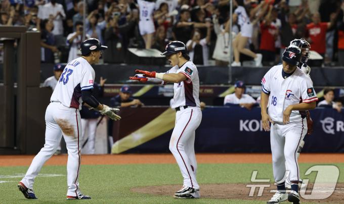 13일(현지시간) 오후 대만 타이베이시 타이베이돔에서 열린 2024 WBSC 프리미어12 B조 예선 대한민국과 대만의 경기, 2회말 대만 공격 2사 2루 상황에서 대만 천제시엔이 대한민국 선발 고영표에게 투런을 친 뒤 동료들과 환호하고 있다. 2024.11.13/뉴스1 ⓒ News1 장수영 기자
