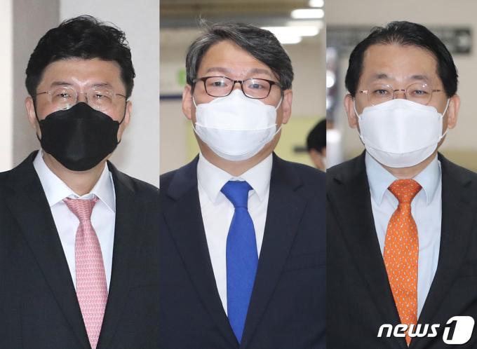 '김학의 전 법무부 차관 불법 출국금지'에 관여한 혐의로 재판에 넘겨진 (왼쪽부터) 이규원 조국혁신당 대변인, 이광철 전 청와대 민정비서관, 차규근 조국혁신당 의원. 2021.10.15/뉴스1 ⓒ News1 이성철 기자