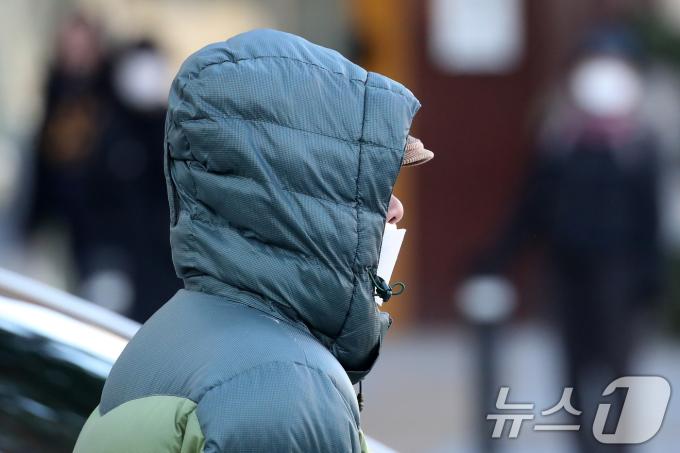 초겨울 추위가 이어진 19일 오전 대구 도심에서 두터운 외투와 방한용품을 챙겨 나온 시민들이 발걸음을 재촉하고 있다. 2024.11.19/뉴스1 ⓒ News1 공정식 기자