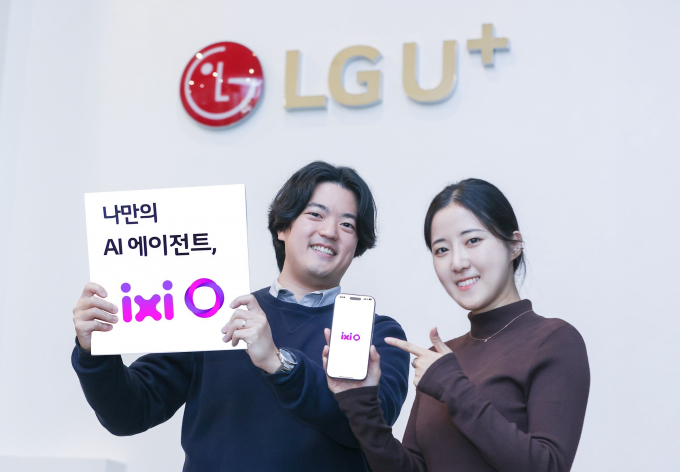 LG유플러스의 인공지능(AI) 통화 에이전트 서비스 '익시오'(ixi-O)'가 출시 10일 만에 다운로드 10만 건을 돌파하며 빠른 성장세를 보인다. LG유플러스 직원들이 익시오 다운로드 10만건 돌파를 소개하는 모습. /사진=LG유플러스 제공
