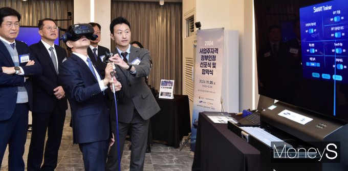 ▲  VR기술 선박 도장 시연체험하는 김문수 고용노동부 장관