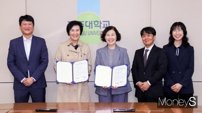 광주대학교와 한국애견협회 관계자들이 반려동물 인재 육성과 일자리 창출을 위한 업무협약을 체결한 뒤 포즈를 취하고 있다. /사진=광주대학교 제공.