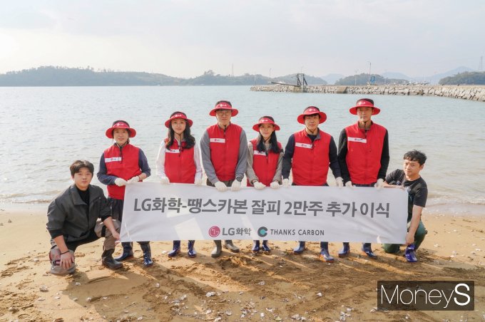 LG화학 관계자들이 최근 땡스카본과 함께 여수 대경도 앞 바다에서 잘피 2만주를 추가 이식한 후 기념촬영을 하고 있다. /사진=땡스카본 제공.