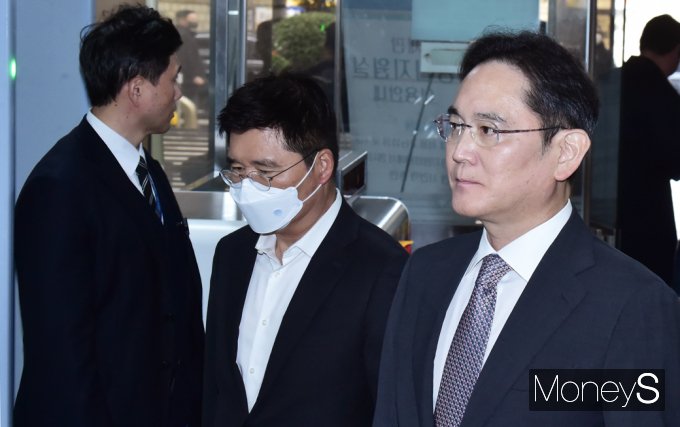 [머니S포토] 1심 무죄… 이재용 심성전자 회장, 검찰 구형 '촉각'