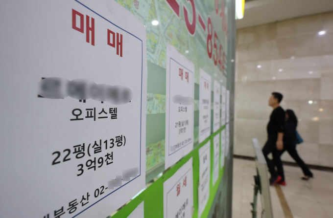 정부가 오피스텔 바닥난방 가능 면적을 제한하는 규제를 폐지하면서 전용면적 120㎡ 초과 오피스텔도 바닥난방을 설치할 수 있게 됐다. 사진은 서울 시내의 한 부동산 앞에 오피스텔 매물 가격표가 붙어 있는 모습. /사진=뉴시스