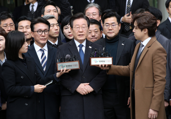이재명 더불어민주당 대표가 위증교사 혐의 재판에서 1심 무죄를 받자 더불어민주당 의원들이 안도의 반응을 보였다. 사진은 이재명 더불어민주당 대표가 위증교사 혐의 1심에서 무죄를 선고 받은 후 법원을 나서며 소감을 밝히는 모습. /사진=뉴스1
