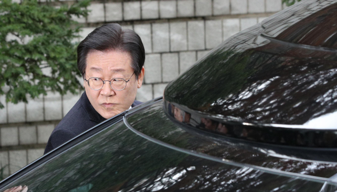 1심 법원이 이재명 더불어민주당 대표의 위증 교사 혐의에 대해 25일 무죄를 선고하자 검찰은 "납득하기 어렵다"며 항소해 다투겠다고 밝혔다.사진은 25일 서울 서초구 중앙지방법원에서 위증교사 혐의 재판 1심 선고 무죄 판결을 받은 뒤 법원을 떠난 이재명 더불어민주당 대표. /사진=뉴시스
