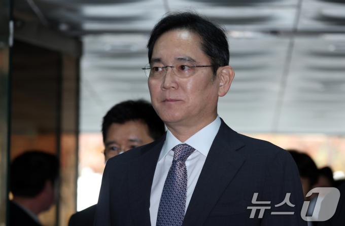 이재용 삼성전자 회장이 25일 서울 서초구 서울중앙지방법원에서 열린 '경영권 불법 승계' 의혹 자본시장과금융투자업에관한법률위반등 2심 공판에 출석하고 있다. 2024.11.25/뉴스1 ⓒ News1 김명섭 기자