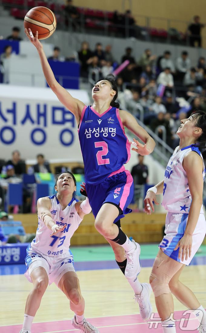25일 오후 경기 용인시 처인구 용인실내체육관에서 열린 '하나은행 2024~2025 여자프로농구' 용인 삼성생명 블루밍스와 아산 우리은행 우리WON의 경기, 삼성생명 이해란이 4쿼터 레이업 슛을 하고 있다. 2024.11.25/뉴스1 ⓒ News1 김진환 기자