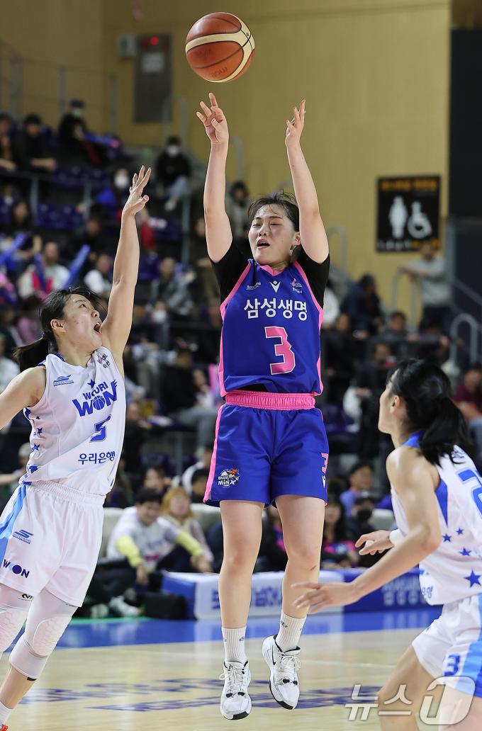 25일 오후 경기 용인시 처인구 용인실내체육관에서 열린 '하나은행 2024~2025 여자프로농구' 용인 삼성생명 블루밍스와 아산 우리은행 우리WON의 경기, 삼성생명 조수아가 4쿼터 점프슛을 하고 있다. 2024.11.25/뉴스1 ⓒ News1 김진환 기자