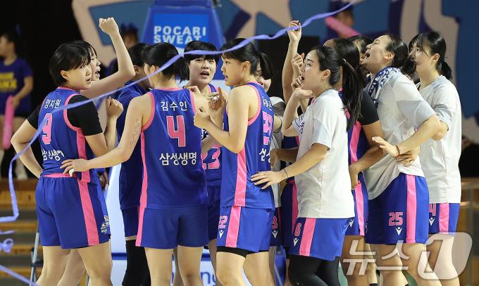 25일 오후 경기 용인시 처인구 용인실내체육관에서 열린 '하나은행 2024~2025 여자프로농구' 용인 삼성생명 블루밍스와 아산 우리은행 우리WON의 경기에서 55대48로 승리하며 5연승을 기록한 삼성생명 선수들이 기쁨을 나누고 있다. 2024.11.25/뉴스1 ⓒ News1 김진환 기자