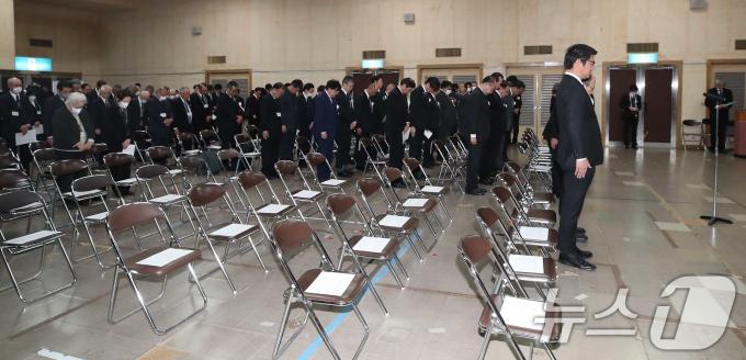 24일 일본 니가타현 사도시 아이카와 개발종합센터에서 열린 '사도광산 추도식'에서 이쿠이나 아키코 외무성 정무관(차관급) 및 참석자들이 추모 묵념을 하는 가운데 한국 정부 관계자 및 유가족의 자리가 비어 있다. 2024.11.24/뉴스1 ⓒ News1 임세영 기자