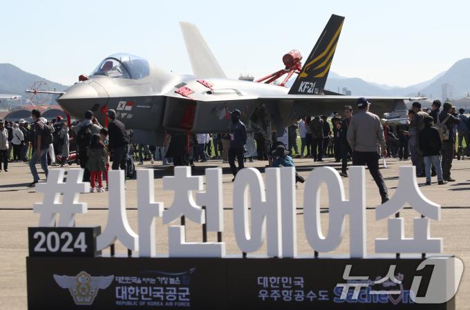 24일 경남 사천비행장에서 열린 '2024 사천에어쇼'에서 관람객들이 한국형 초음속 전투기 KF-21 보라매를 구경하고 있다. 2024.10.24/뉴스1 ⓒ News1 윤일지 기자