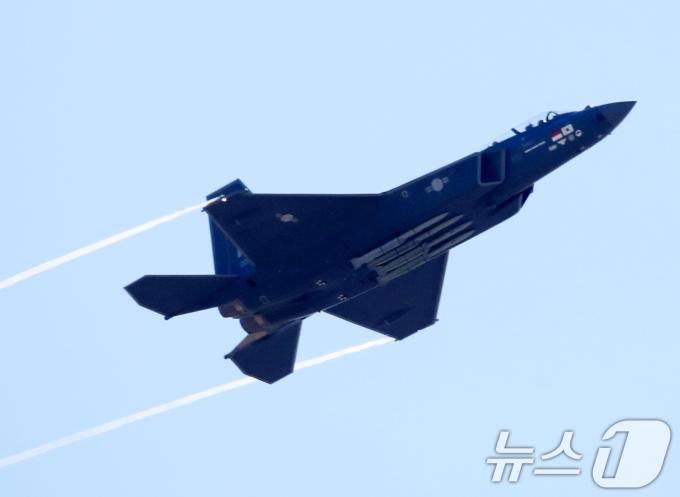 24일 경남 사천비행장에서 열린 '2024 사천에어쇼'에서 한국형 초음속 전투기 KF-21 보라매가 시범비행을 하고 있다.  2024.10.24/뉴스1 ⓒ News1 윤일지 기자