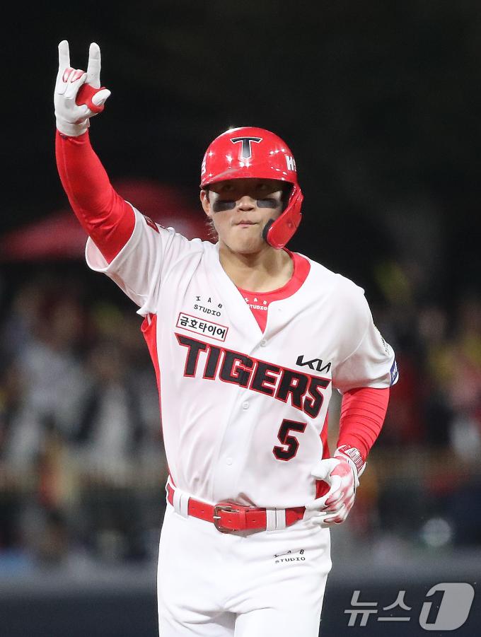 23일 오후 광주 북구 기아챔피언스필드에서 열린 프로야구 '2024 신한 SOL 뱅크 KBO 포스트시즌' 한국시리즈 2차전 삼성 라이온즈와 KIA 타이거즈의 경기, 2회말 2사 주자없는 상황에서 KIA 김도영이 1점 홈런을 치고 베이스를 돌고 있다. 2024.10.23/뉴스1 ⓒ News1 임세영 기자