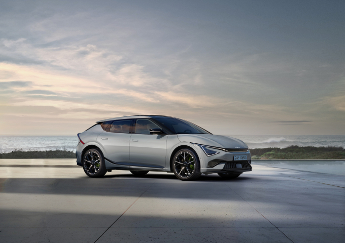 기아가 26일 고성능 전기차 '더 뉴 EV6 GT'의 판매를 개시했다. /사진=기아 