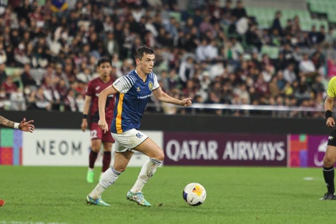 지난 11월5일 ACLE 4차전 빗셀 고베와 경기서 광주FC 아사니가 드리블을 펼치고 있다./사진=광주FC
