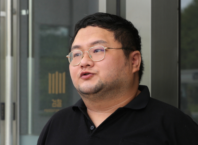  유튜버 '구제역'(본명 이희준)이 정보통신망법위반(명예훼손) 및 모욕 혐의로 또 재판에 넘겨졌다. 사진은 구속 전 피의자심문(영장실질심사)을 받기 위해 출석하는 유튜버 구제역 /사진=뉴스1