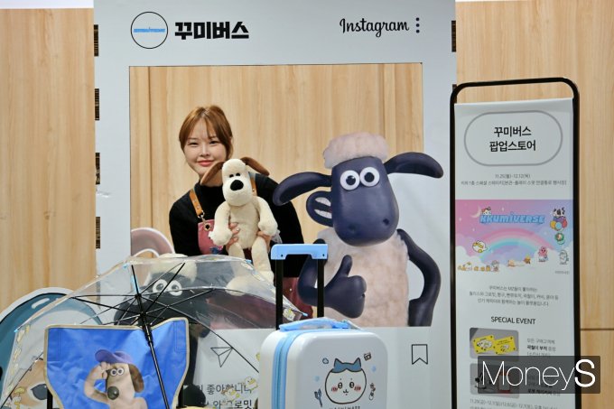광주신세계는 오는 12월12일까지 본관과 플레이 스팟(구 신관)연결통로 행사장에서 진행되는 '꾸미버스' 팝업에서 직원이 인형들을 선보이고 있다/사진=광주신세계 제공.