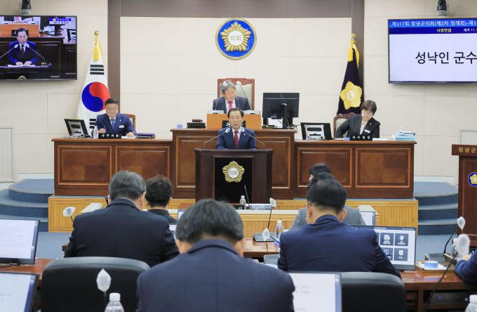 성낙인 창녕군수가 25일 제317회 창년군의회에서 시정연설을 통해 내년도 군정 운영방향과 예산안을 설명하고 있다./사진=창녕군