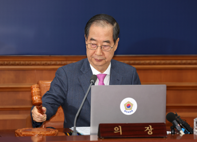 '윤석열 대통령 배우자 김건희의 주가조작 사건 등의 진상규명을 위한 특별검사 임명 등에 관한 법률안'(김건희 여사 특검법)에 대한 재의요구권(거부권) 행사 건의안이 세번째로 의결됐다. 사진은 한덕수 국무총리가 26일 서울 종로구 정부서울청사에서 김건희 여사 특검법 재의요구안을 심의 의결하는 국무회의에서 의사봉을 두드리는 모습. /사진=뉴시스