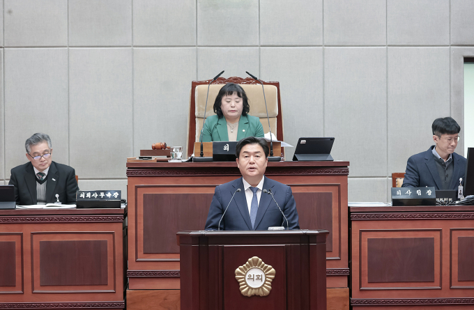 임병택 시흥시장이 26일 시흥시의회에서 열린  '제323회 시의회 정례회'에서 2025년 시정 운영 방향을 밝히고 있다. /사진제공=시흥시