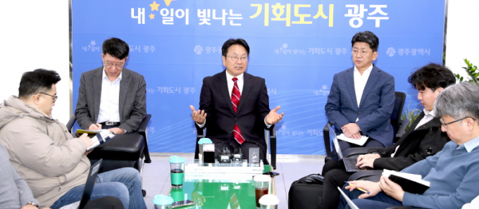 강기정 광주광역시장(왼쪽 세번째)이 26일 시청 기자실에서 차담회를 갖고 광주 민군 통합 공항 이전과 관련한 입장을 밝히고 있다./사진=광주시 