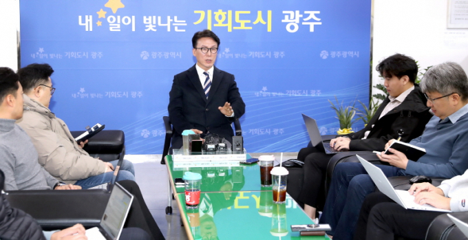 김민석 더불어민주당 최고위원이 26일 시청 기자실에서 당차원의 '상생발전 TF' 구성에 대해 설명하고 있다./사진=광주시