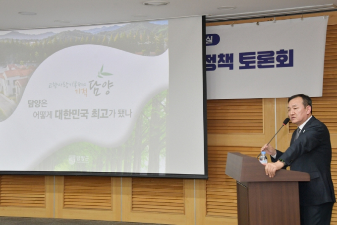 이병노 전남 담양군수가 25일 국회의원회관 ‘고향사랑기부제 활성화를 위한 국회 토론회’에 참석해 지난해 전국 1위를 달성했던 우수사례를 발표하고 있다./사진=담양군