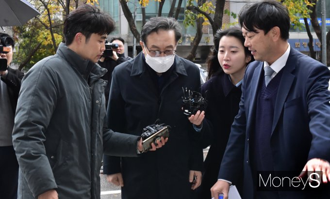 [머니S포토] 친인척 부당대출 '손태승' 이르면 오늘밤 구속여부 결정