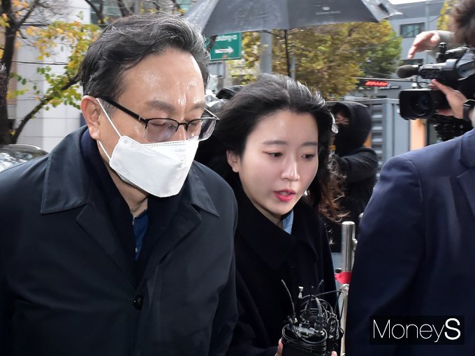 [머니S포토] 두 눈 감은 '손태승' 취재진 질문 묵묵부답