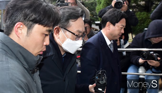 [머니S포토] '친인척 부당대출' 손태승 前 회장, 침묵 속 영장심사