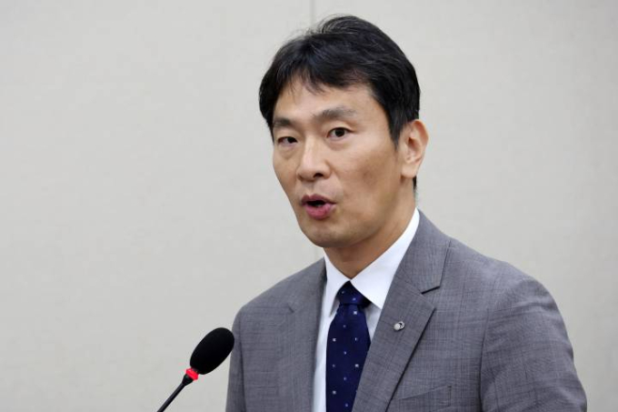이복현 금융감독원장이 은행 점포 축소와 관련해 "금융업계가 금융서비스 접근권리를 보장하는 책무를 충분히 고민했는지 돌아볼 필요가 있다"고 지적했다./사진=뉴시스