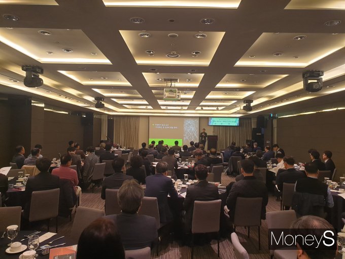 마강래 중앙대 도시계획‧부동산학과 교수는 26일  라마다플라자 광주호텔에서 열린 광주상공회의소 주최 제273차 광주경제포럼  '기업하기 좋은 도시 – 지역혁신 및 일자리 창출 전략'이라는 주제의 강연을 진행하고 있다/사진=광주상의 제공.