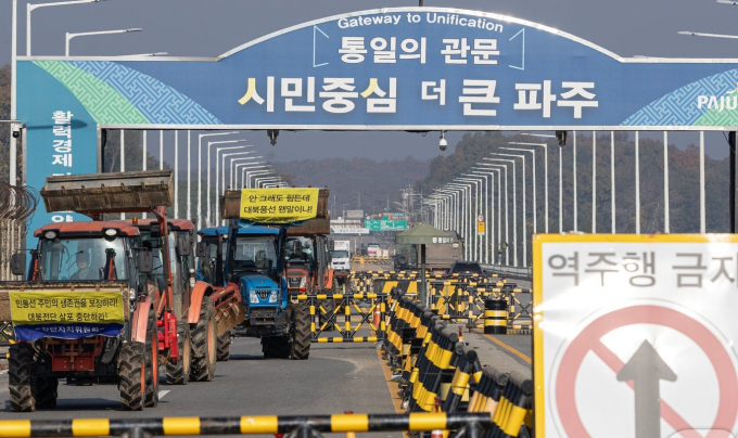 지난달 31일 파주 접경지역 주민 등이 트랙터로 대북전단 살포를 저지하는 모습. 사진제공=경기도