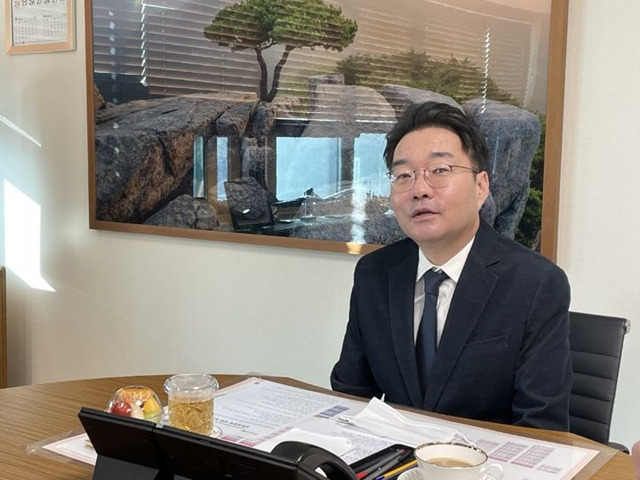 윤석준 대구 동구청장이 지난11월20일 대구 동구청 청장실에서 열린 기자간담회에서 기자들의 질문에 답하고 있다./사진제공=뉴시스 